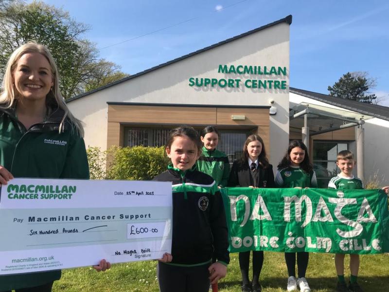 Jodie McAneaney, Bainisteoir Tiomsaithe Airgid le Tacaíocht Ailse Macmillan ag glacadh le seic de £600 ó imreoirí óga Na Magha, Doire.
