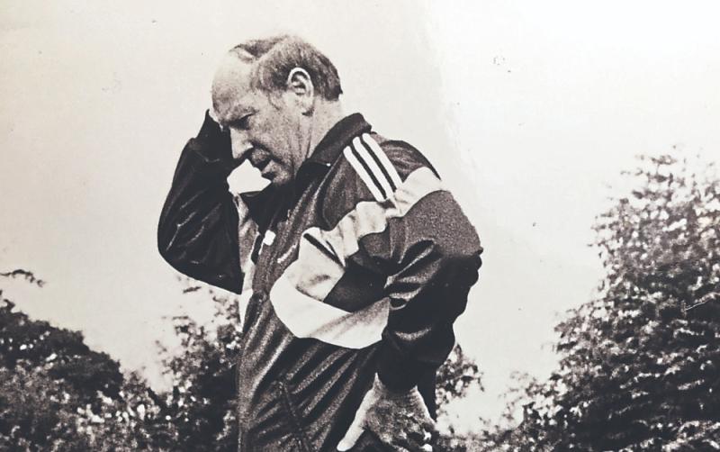 Bobby Charlton coached youngsters on a visit to Dundalk