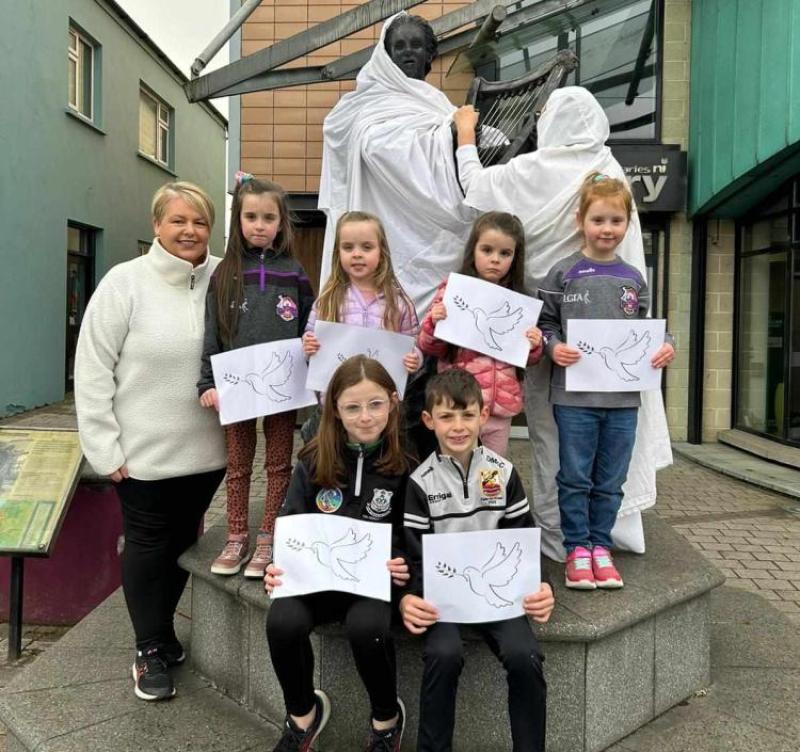 Finvola, Gem of the Roe, with mothers and children from Dungiven calling for an immediate ceasefire in Gaza.
