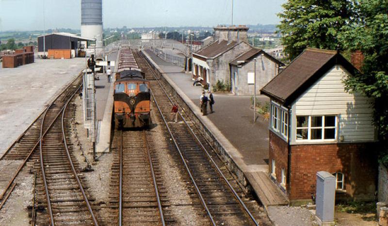 Tullamore Railway Station in 1982. Note the third track leading to the goods yard (photo Wikipedia)