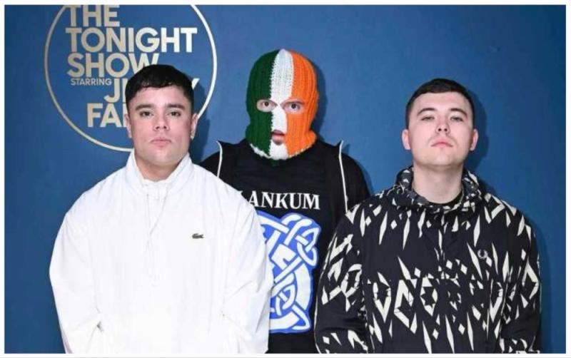 D&eacute;anann Kneecap a gc&eacute;ad l&eacute;iri&uacute; ar theilif&iacute;s na SA ar she&oacute; comhr&aacute; m&oacute;r&eacute;ilimh