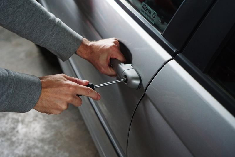 Multiple cars broken into, cash taken in Carlow Town, Gardaí investigate 