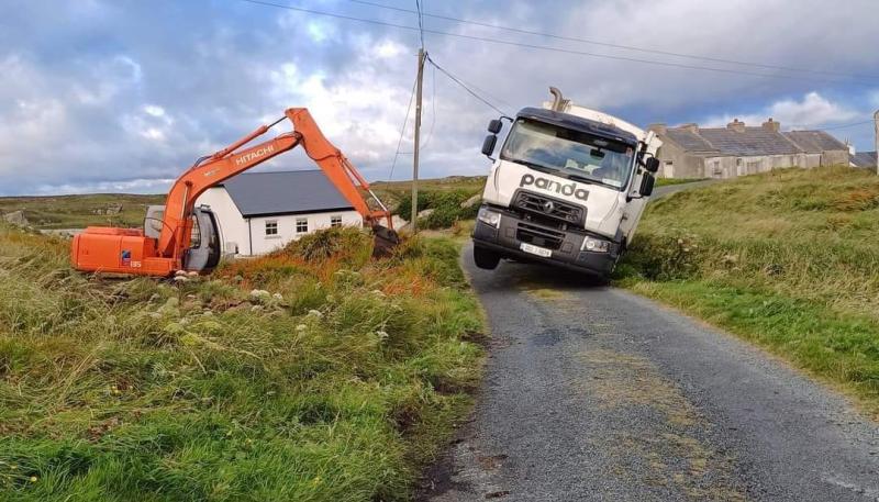 Lorry stuck in ditch blocking- road in Gaoth Dobhair