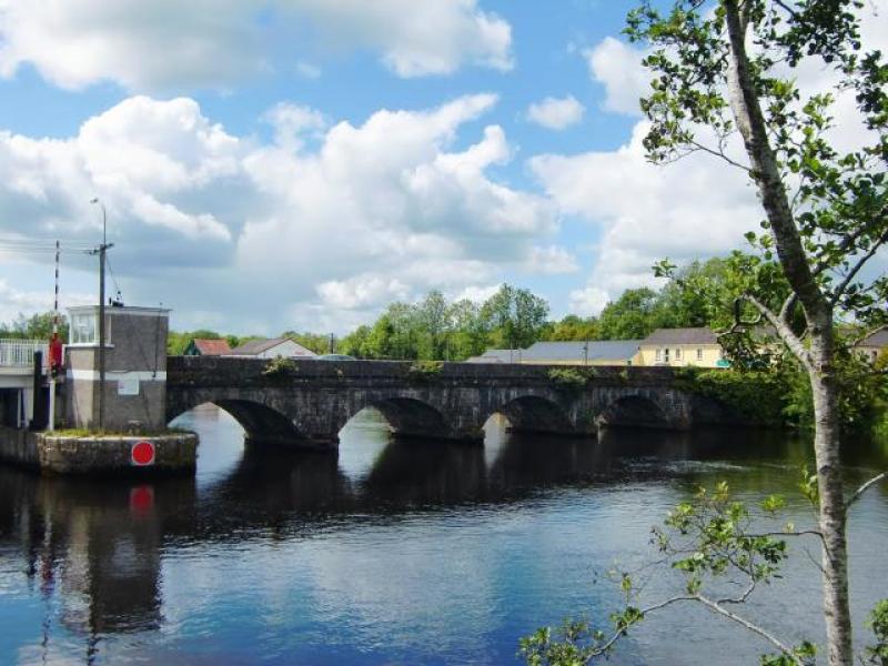 Leitrim and Roscommon County Councils trial temporary footbridge in Roosky