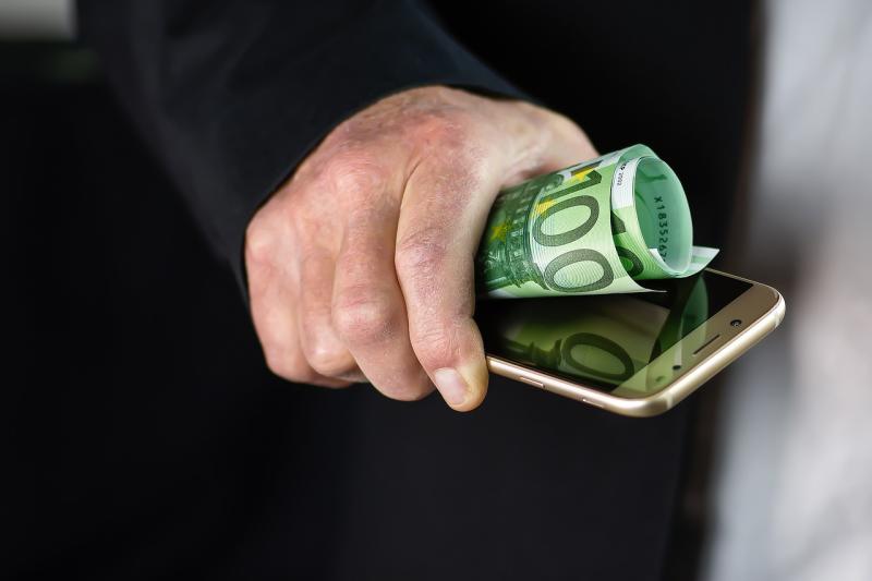 ALERT: Online banking warning amid fake Irish celebrity scams on Facebook and Instagram