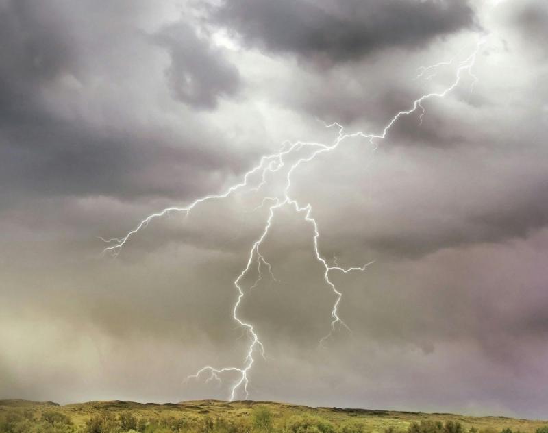 Freak lightning strike fails to derail horse racing in Limerick