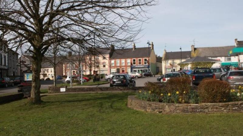 Vacant premises in Raphoe has window smashed during the night