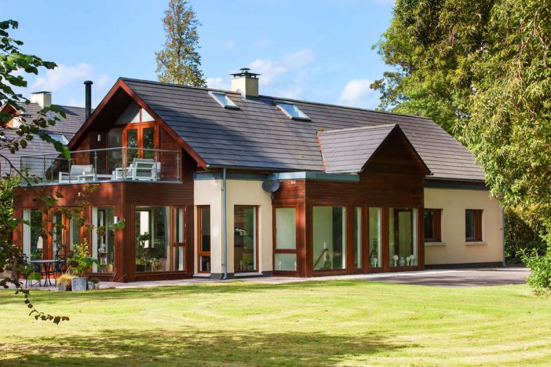 PICTURES: This luxury Kildare mansion beside a golf course hits the market for €1.45M!