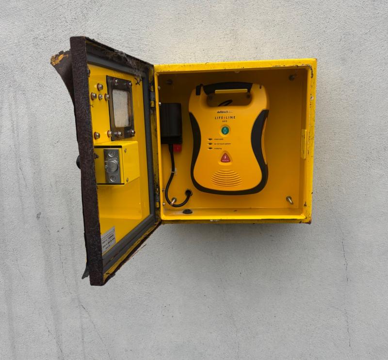 N4 Axis defibrillator