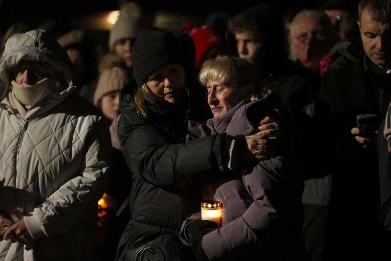 Hundreds gather for Ardee vigil honouring five victims of Louth crash
