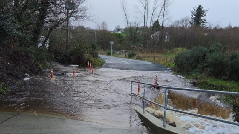 An Garda Sioch&aacute;na offer some advice with flooding apparent in Donegal