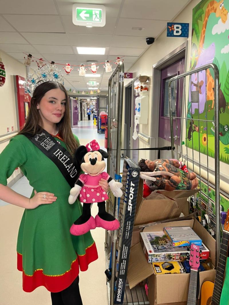 Derry student Alicia Nash brings a 'sprinkle of Christmas cheer' to Altnagelvin Children's Ward