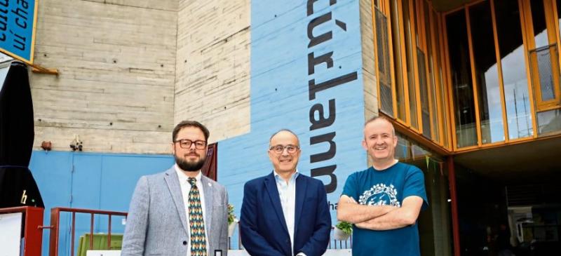 Dr Nick Maynard, who gave an account of his experiences in Gazan hospitals, as part of F&eacute;ile Derry, with Peter Heaney, Tr&oacute;caire & Gareth Stewart, F&eacute;ile. (Photo - T Heaney, nwpresspics)