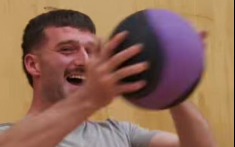 Watch: Donegal men on the move show how to 'Keer her lit' on RT&Eacute;