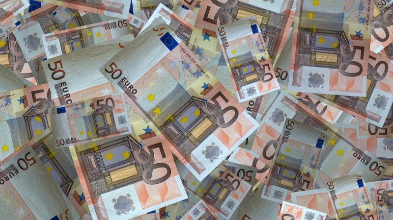 CHA-CHING! Lucky woman wins jackpot prize in local Tipperary Split the Pot draw
