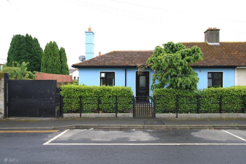 PICTURES: Quirky blue bungalow for sale in Carlow with added bonuses for &euro;219,500