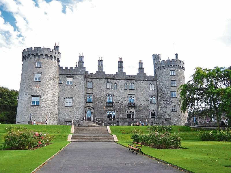 WATCH: Mick Jagger and Charles J Haughey visit Kilkenny Castle 