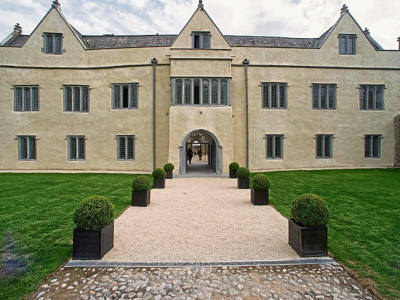 Carrick-on-Suir's castle to be focal point for Tractors & Tudors Christmas Festival 