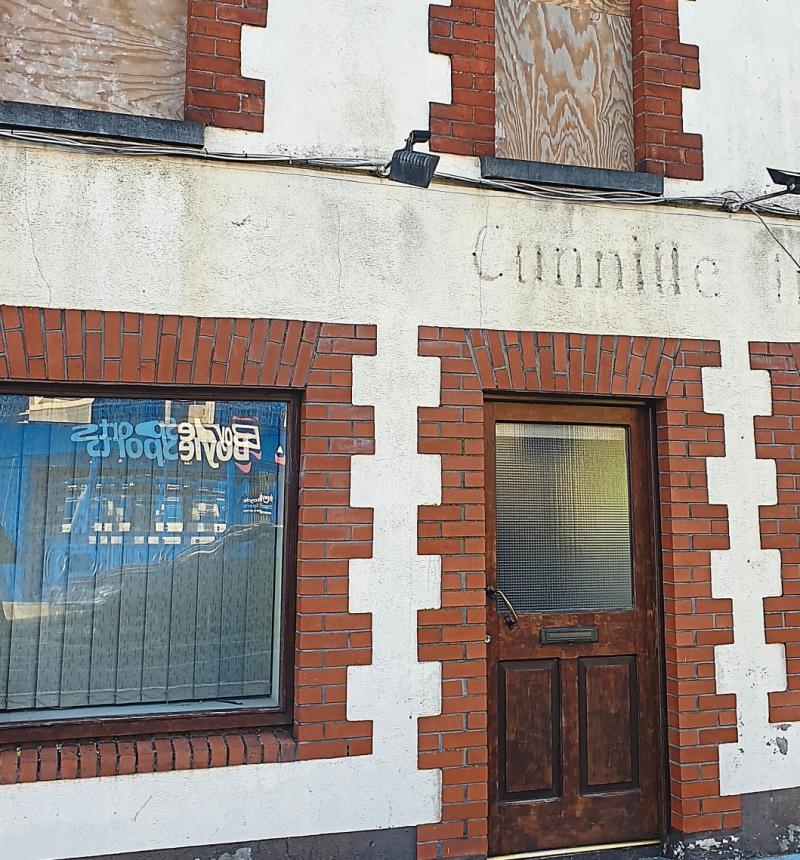 Plan for restaurant and apartments at landmark office building in