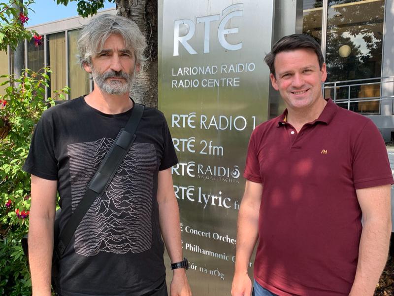 Beidh Eoghan Mac Giolla Bhríde faoi agallamh ag Tristan Rosenstock