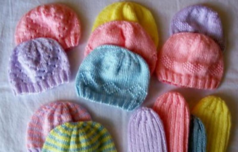 Derry AMH knitting hats and "yarn hugs" to send to babies of Ukraine