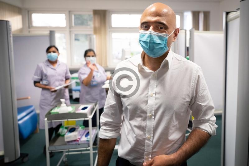 Covid infections soar to record high as Omicron sweeps through UK