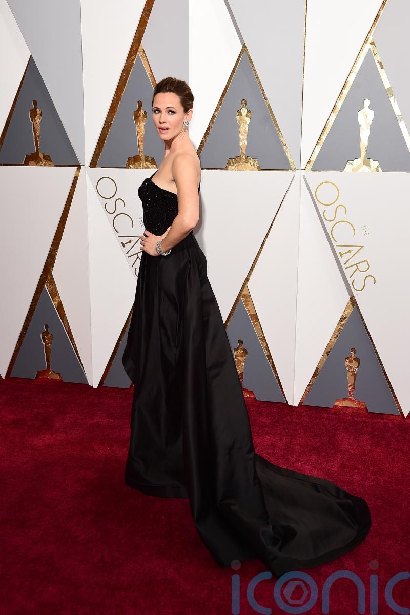 Jennifer Garner almost sets kitchen on fire in Instagram cooking video