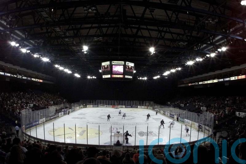 Fan who spotted hockey staffer’s mole given 10,000 dollars for medical school