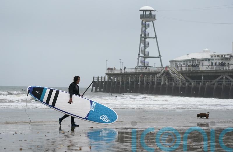 Warm, dull December ended with record-breaking temperatures