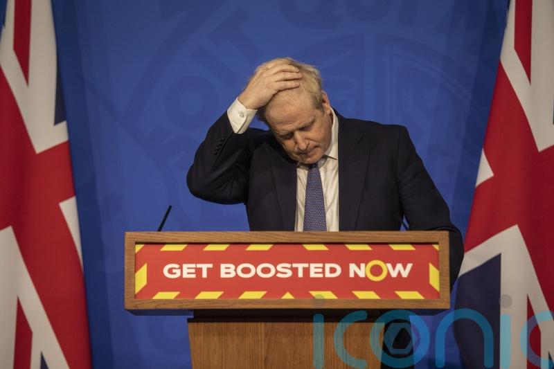Boris Johnson faces scrutiny over plan to ‘ride out’ Omicron without fresh rules