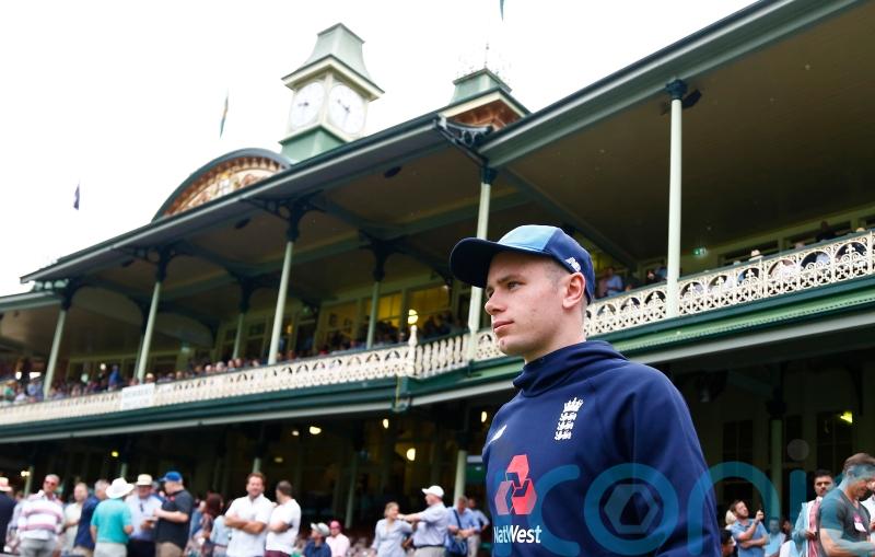 England fail to snare a wicket in rain-affected opening session in Sydney