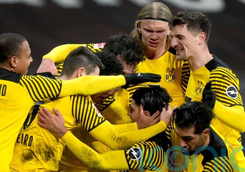 Borussia Dortmund stage late comeback at Frankfurt to close gap at the top