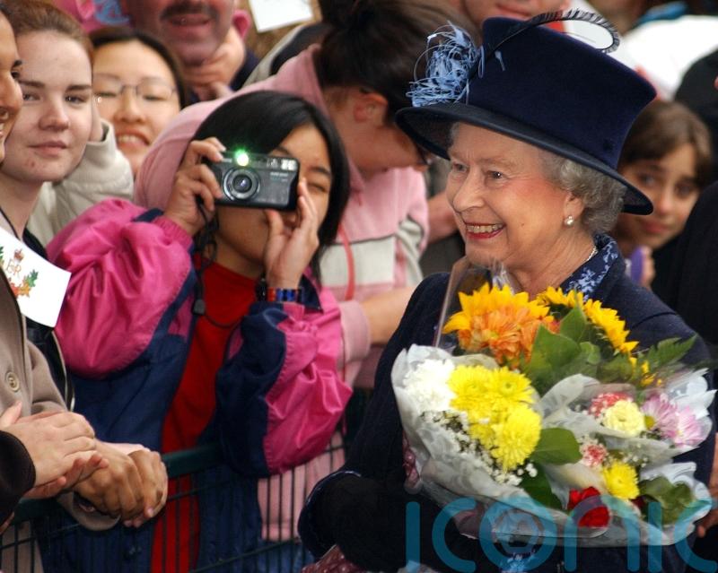 How you snapped the Queen? Chance for public to see own royal photos on show