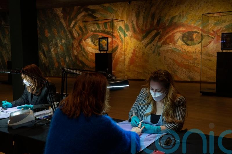 Dutch cultural sector teams up with hairdressers in lockdown protest