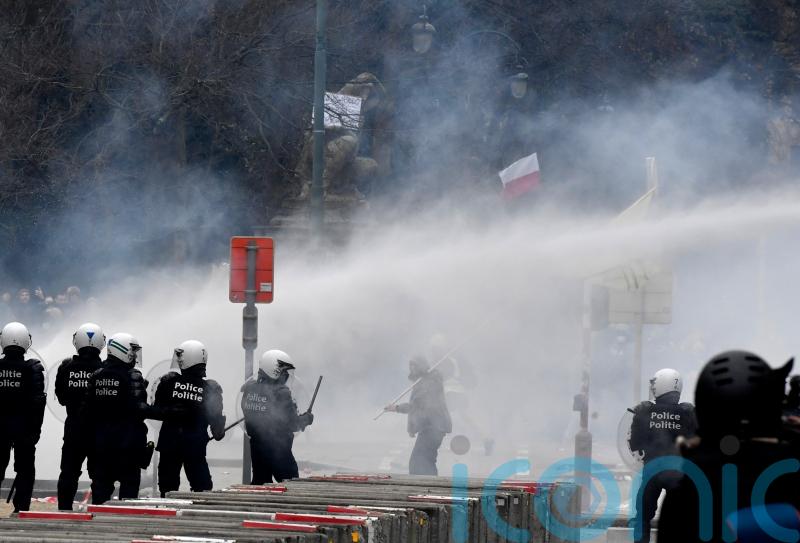 Water cannon and tear gas used at Covid-19 protests in Brussels