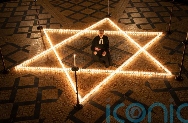 600 candles lit to remember victims of the Holocaust and other genocides