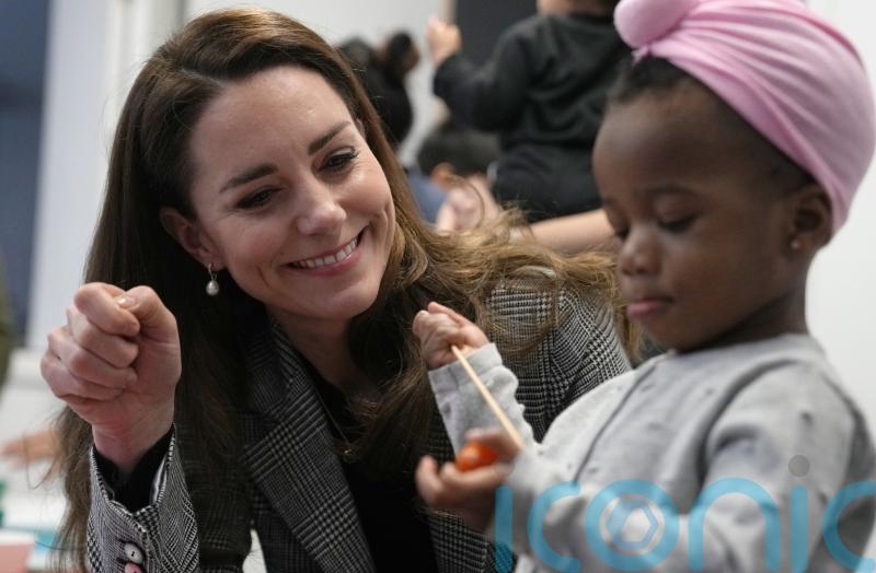 Kate makes fruit kebabs with toddlers on visit to MumSpace group