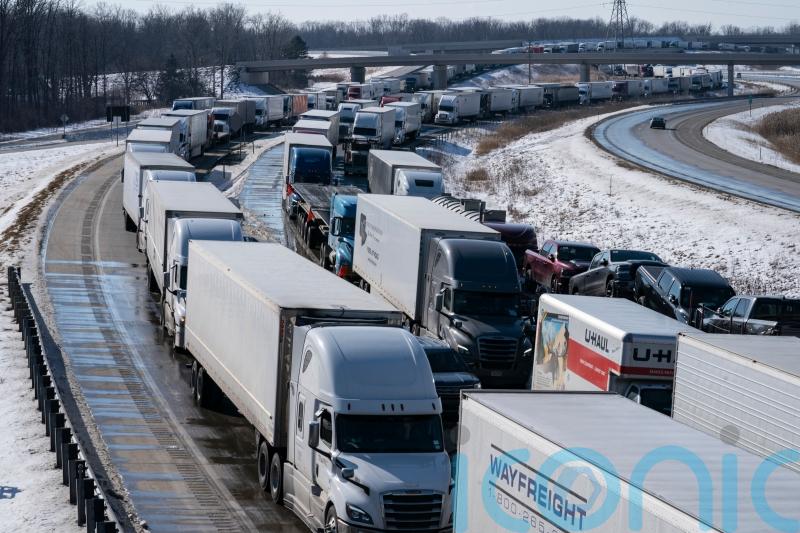 Lorry blockade at US-Canadian border shuts car factories