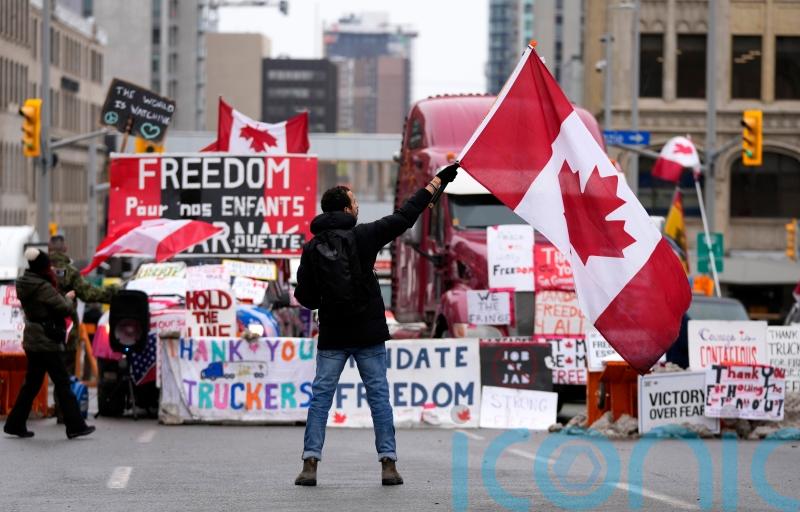 Police move in on protesters at key US-Canada border crossing