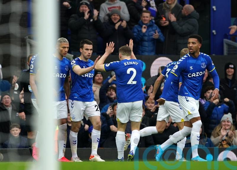 Everton move clear of drop zone while Southampton deny Manchester United