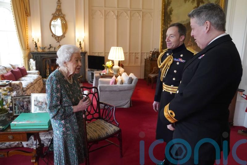 Queen points to mobility problem during in-person audience at Windsor