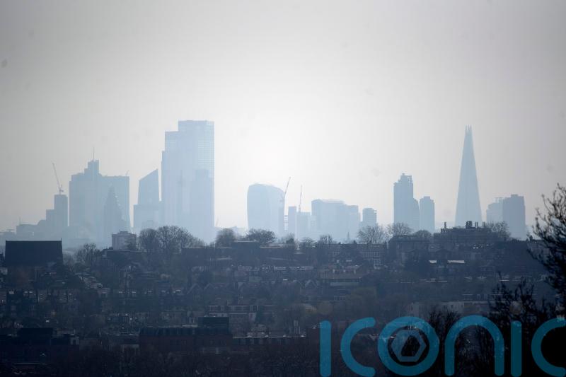 London faces ‘pivotal moment’ in efforts to tackle air pollution, says mayor