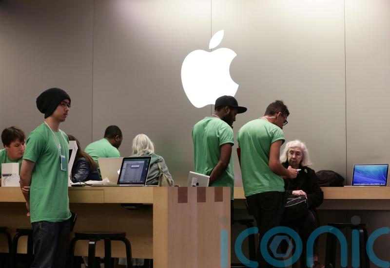 Armed suspect holds hostage at Amsterdam Apple Store