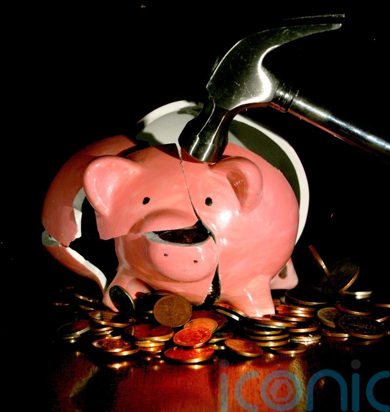Savers ‘withdrawing £118 per month on average to make it through to payday’