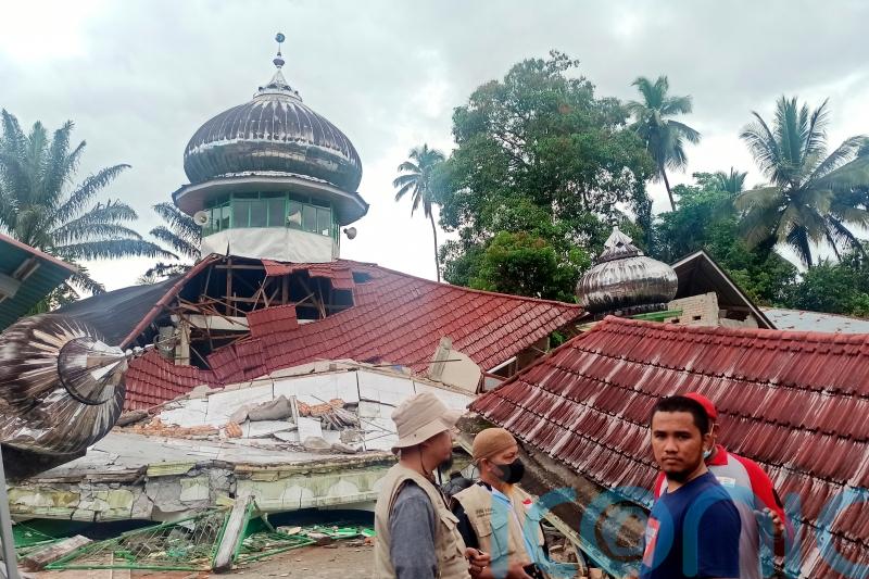 Seven dead after 6.2 magnitude earthquake off Indonesian coast