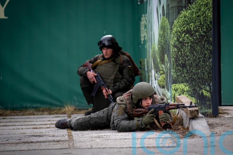 Street fighting begins in Kyiv as Ukraine president refuses to evacuate