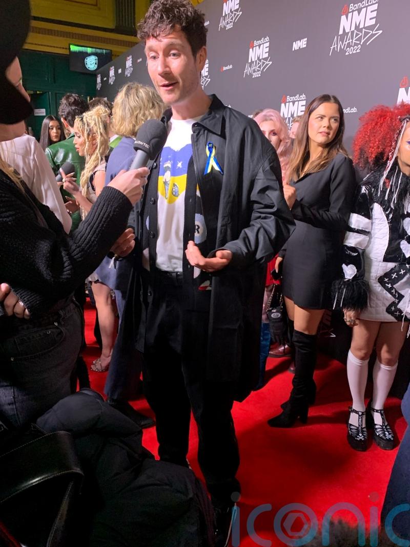 Bastille frontman Dan Smith wears colours of Ukrainian flag to NME Awards