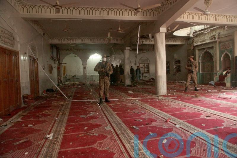 Scores killed as suicide bomber targets Shiite Muslim mosque in Pakistan