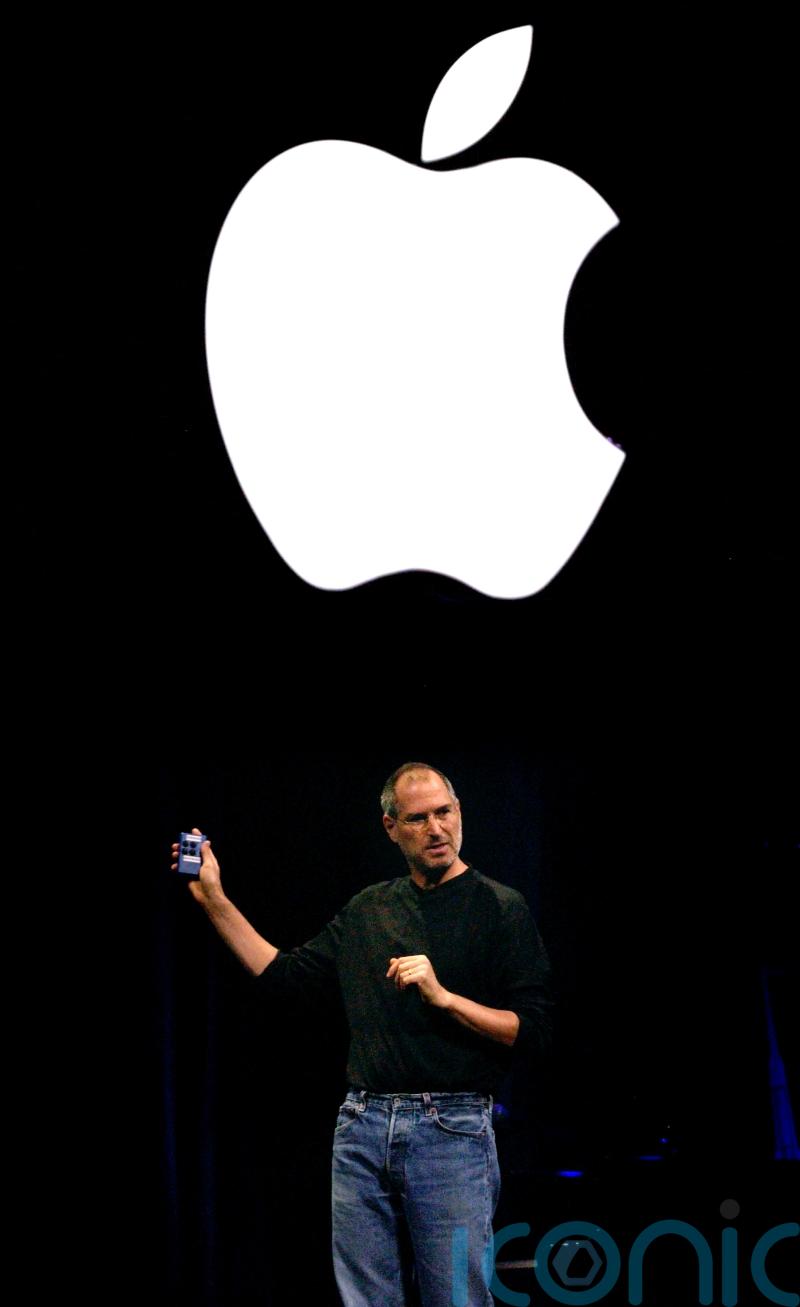 Steve Jobs’ daughter Eve signs modelling contract