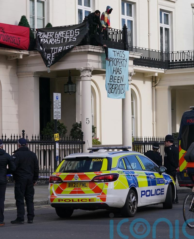Four arrested for trying to breach cordon around squat at oligarch’s mansion